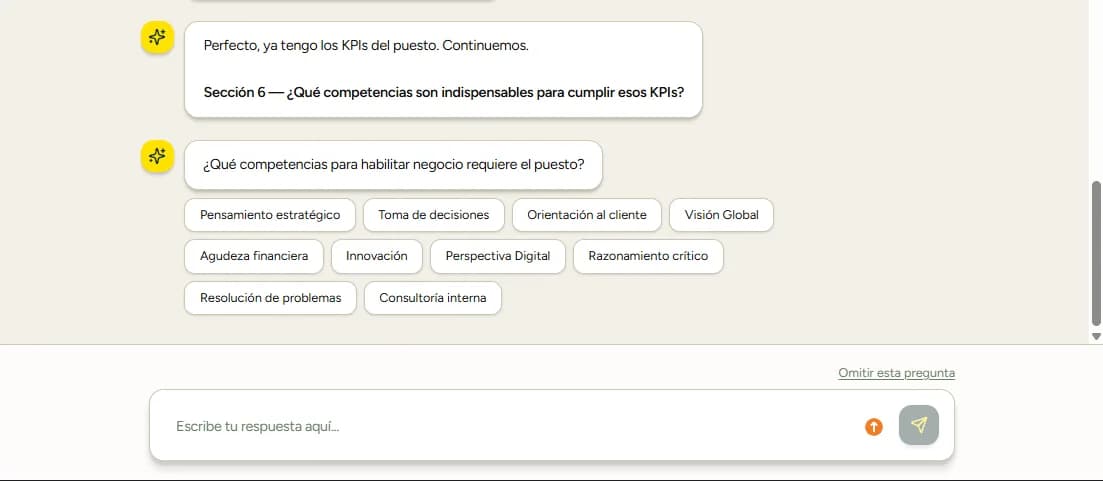 Sección 6 del chat: el asistente pide elegir las competencias necesarias para el puesto, con opciones en forma de píldoras como Pensamiento estratégico, Toma de decisiones y Orientación al cliente.