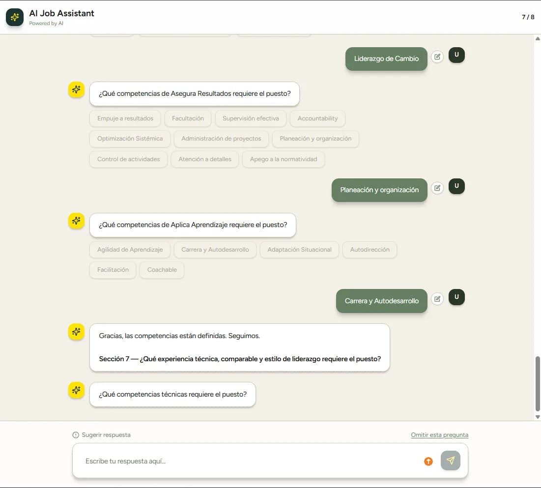 Avance 7 de 8: la persona ya eligió competencias por categoría y el asistente pasa a preguntar por la experiencia técnica y el estilo de liderazgo.